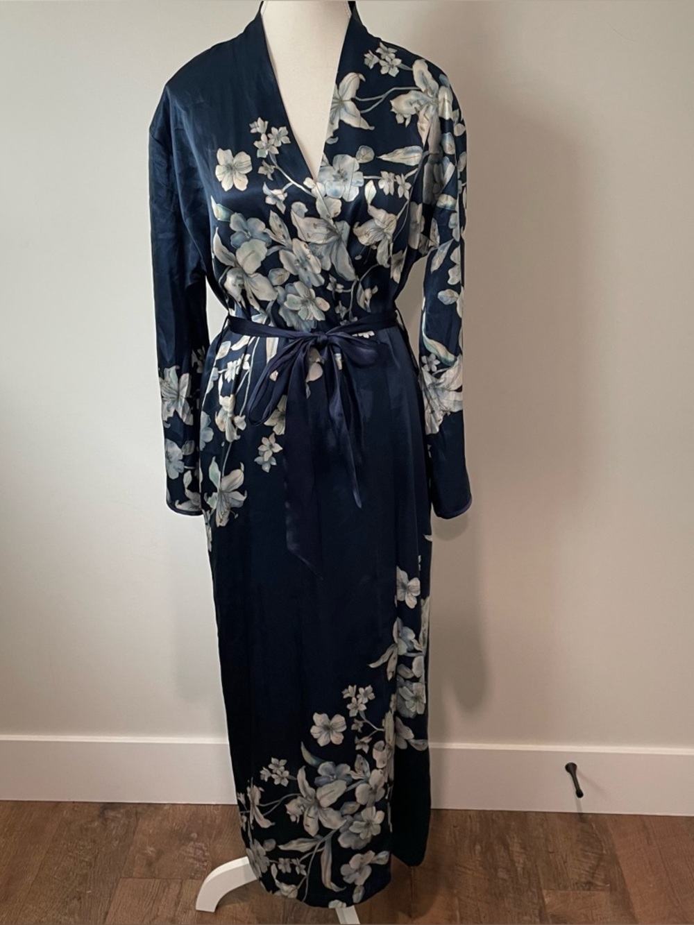 Jones New York Navy Blue Floral Satin Robe